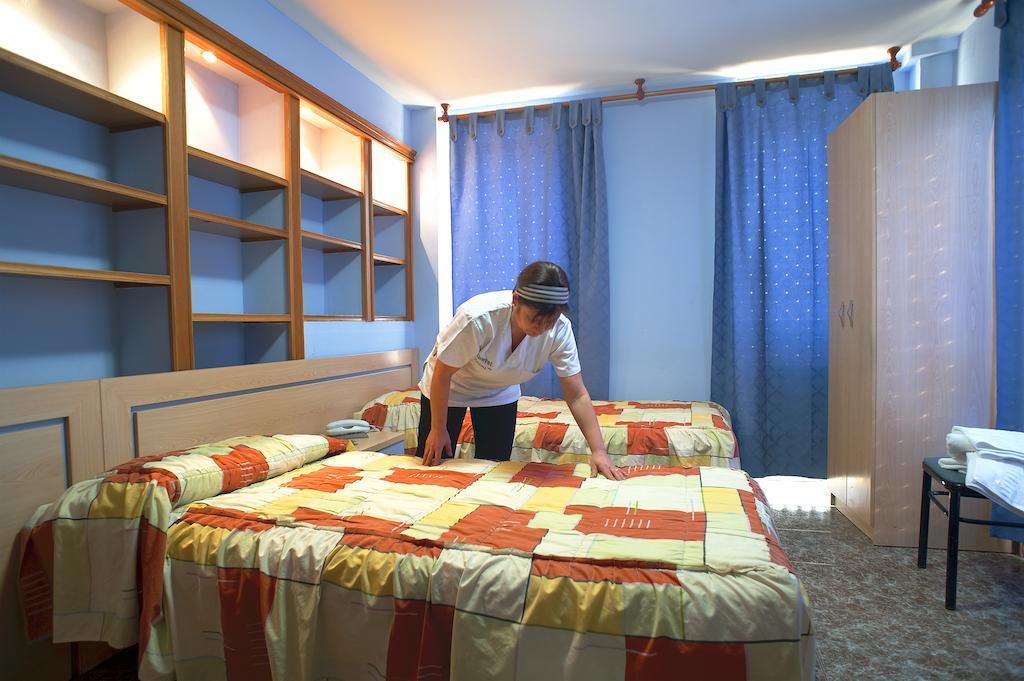 Hostal Xarau เซร์ดันโยลา เดล บาเยส ภายนอก รูปภาพ